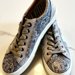 Taos Plim Soul Lux Paisley Sneaker size 9 Taupe